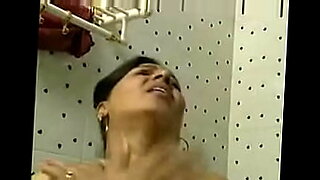 griles-kissing-griles-in-bath-rooom