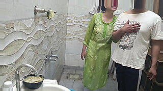 mummy-beti-donon-ek-sath-nahate-hue