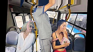 o-homem-esta-fazendo-xezo-e-a-mulher-tira-a-calcinha