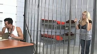 2-guardias-prision-descubren-secretos