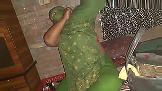bengali-boudi-navel-poke