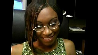 solo-kenya-ebony-public-bathroom-squirting