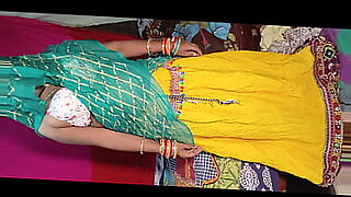 ami-liza-akter-saver-narcen-collage-student-hostrle-thike-amar-basa-manikjonj-singer-joymontop