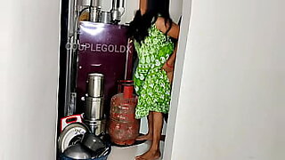 मा-ओर-बेटी-एक-साथ-सेक्स