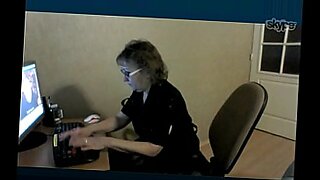 mature-women-using-toys