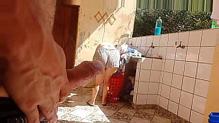 a-mulher-tirou-a-roupa-da-filha-botou-uma-coleira-a-corrente-e-ferrada-de-cachorro