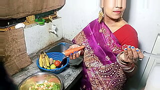 लड़की-अपनी-योनि-में-देखने