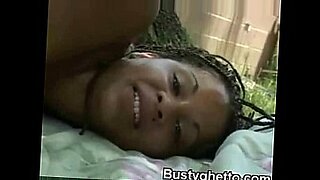 lesbienne-qui-se-frotte-leur-chat