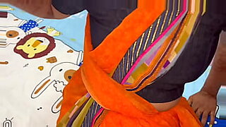 mom-teaches-hot-to-put-condom