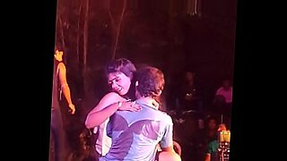 pakistanis-stage-dancer