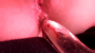 elle-met-sa-chatte-dans-la-bouche-de-deux-mecs