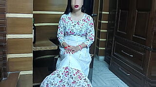 असली-लेज़्बीयन-कपल-किसिं