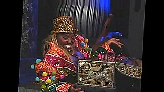 cop-break-into-suck-dick