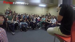 esta-nervioso-por-el-examen-y-la-profesora-lo-ayuda-ha-relajarse