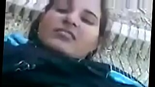 aunty-feeding-chiken