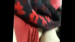 ragazza-sexy-giovane-con-occhiali-bionda-nuda