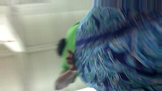 lesbian-seducing-mom