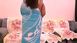 yellow-saree-mom