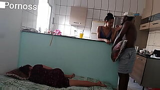 mulher-dando-um-jeito-para-o-seu-marido-em-frente-dos-amigo-em-casa-notornu