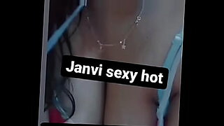 lesbian-seducing-mom