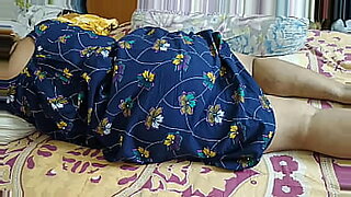 indian-mom-sleeping-his-son-try-sex-in-night-sleeping-time-in-back-mother-bed-hd-vedio