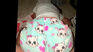 regardez-cette-coquine-sans-vergogne-se-faire-exploser-la-chatte-par-un-vieux-mec