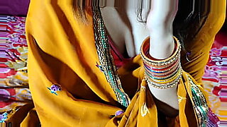 maid-bhabhi-pleading-devar