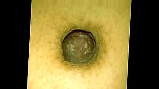 chica-ase-pipi-en-el-pene-y-le-sale-semen