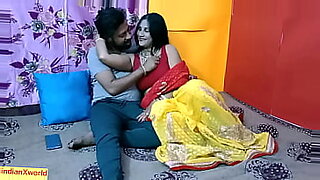 ugly-aunty-unawarely-showing-pussy-captured