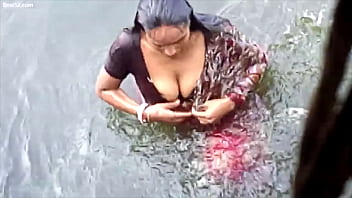 hidden cam on desi girl in bath