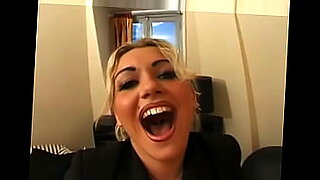 esta-nervioso-por-el-examen-y-la-profesora-lo-ayuda-ha-relajarse