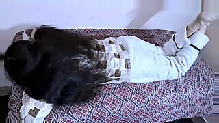 samtanagar-upre-bed-pe-2sal-ki-bacchi-soi-hai-our-niche-couple-romance-kar-rahe-hai-vo-video-dikhao