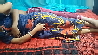 lesbians-caress-in-bed