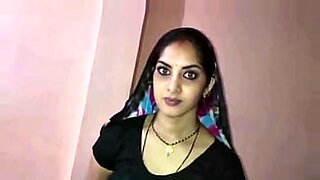 sr-youtuber-vaishnavi-navel-licking