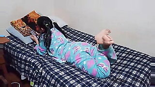 pris-en-train-de-se-branler-en-regardant-mon-enorme-cul-en-hijab