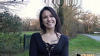 une-femme-pisse-sur-la-bouche-de-lhomme